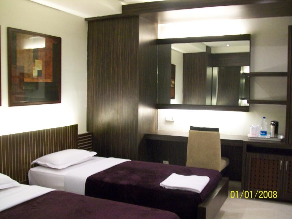Hotel Victerrace Regency Колката Стая снимка