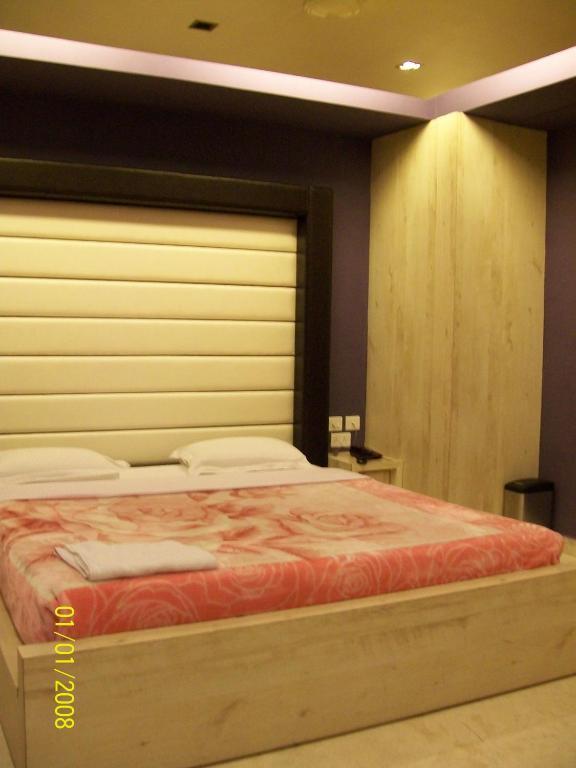 Hotel Victerrace Regency Колката Стая снимка