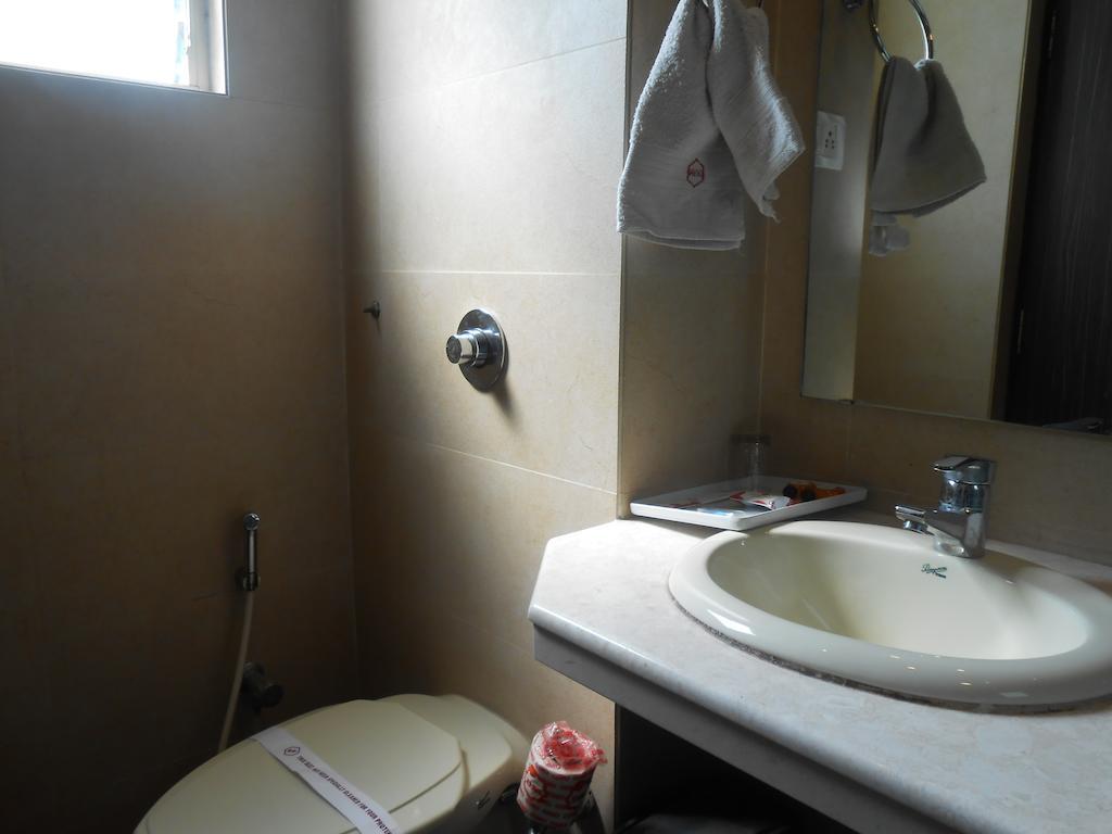 Hotel Victerrace Regency Колката Екстериор снимка