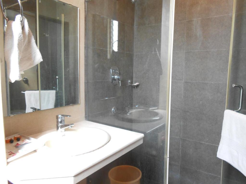 Hotel Victerrace Regency Колката Стая снимка