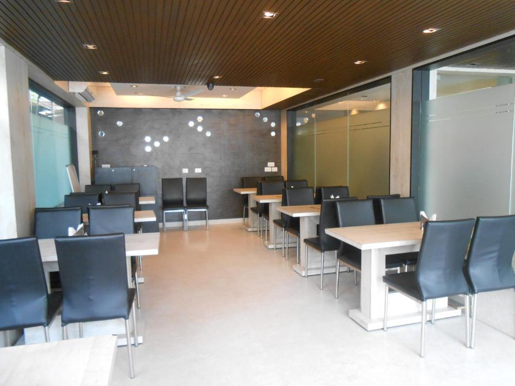 Hotel Victerrace Regency Колката Екстериор снимка