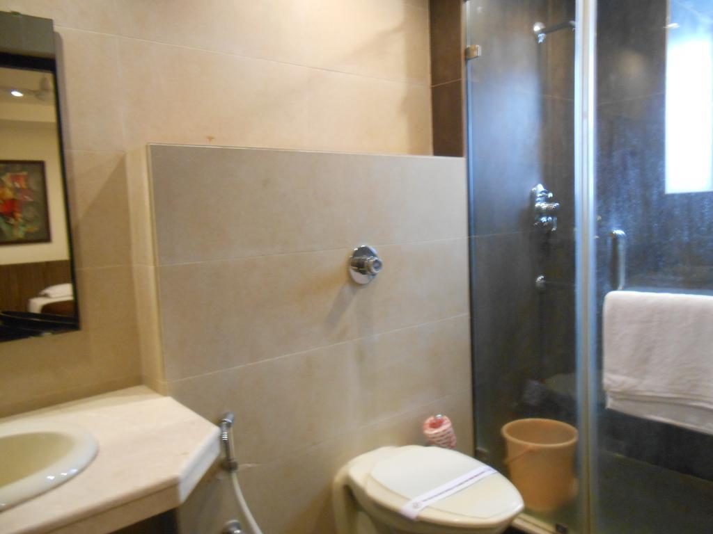 Hotel Victerrace Regency Колката Стая снимка
